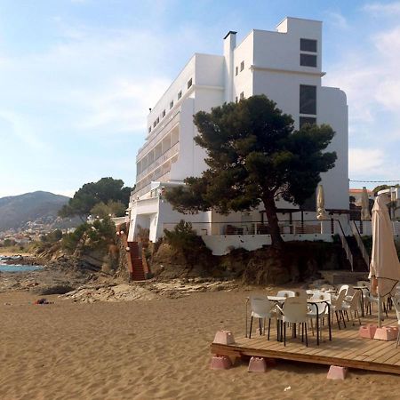 2-Bedroom Brand New Apartment Steps From The Beach Llança Esterno foto