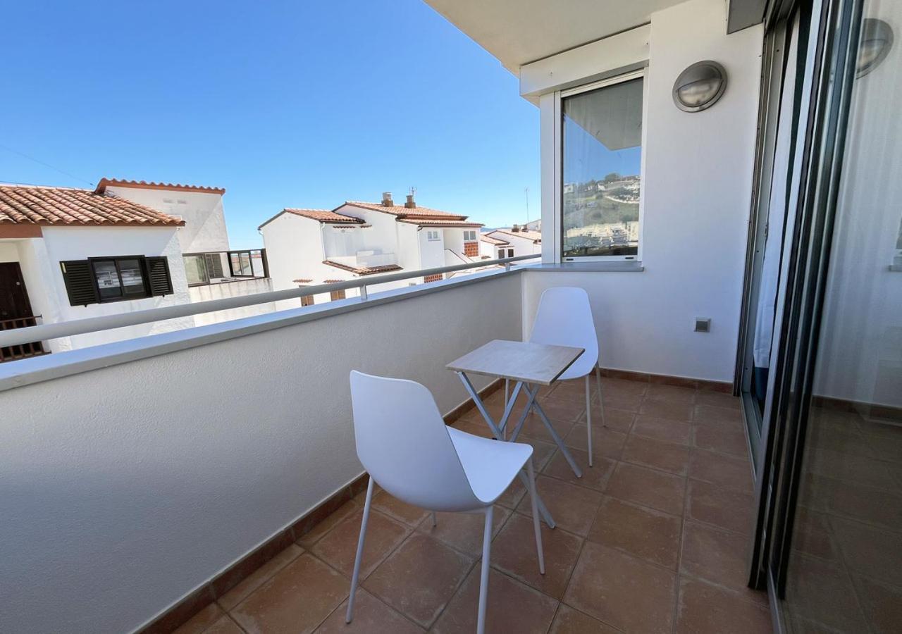 2-Bedroom Brand New Apartment Steps From The Beach Llança Esterno foto