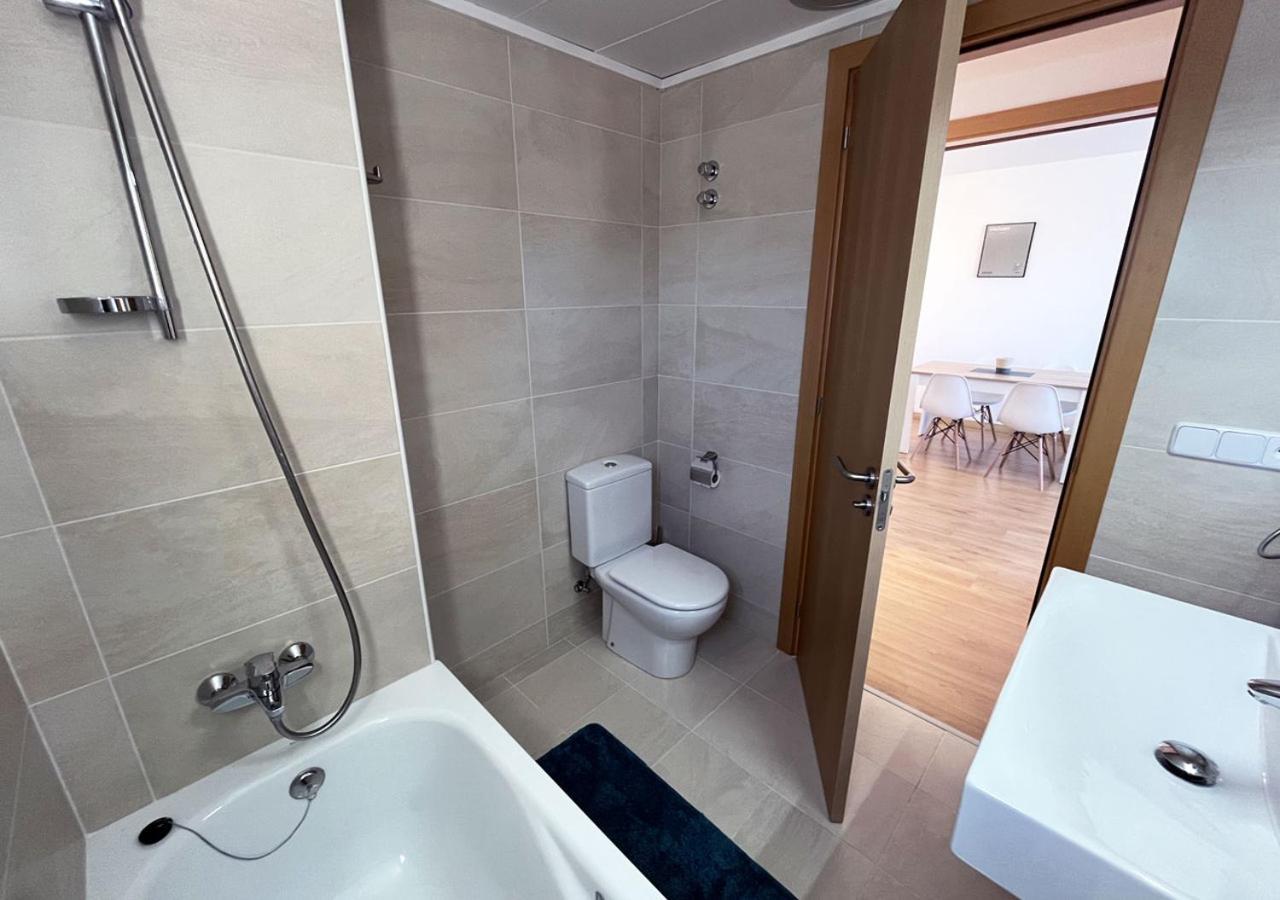 2-Bedroom Brand New Apartment Steps From The Beach Llança Esterno foto