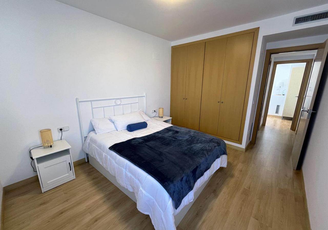 2-Bedroom Brand New Apartment Steps From The Beach Llança Esterno foto