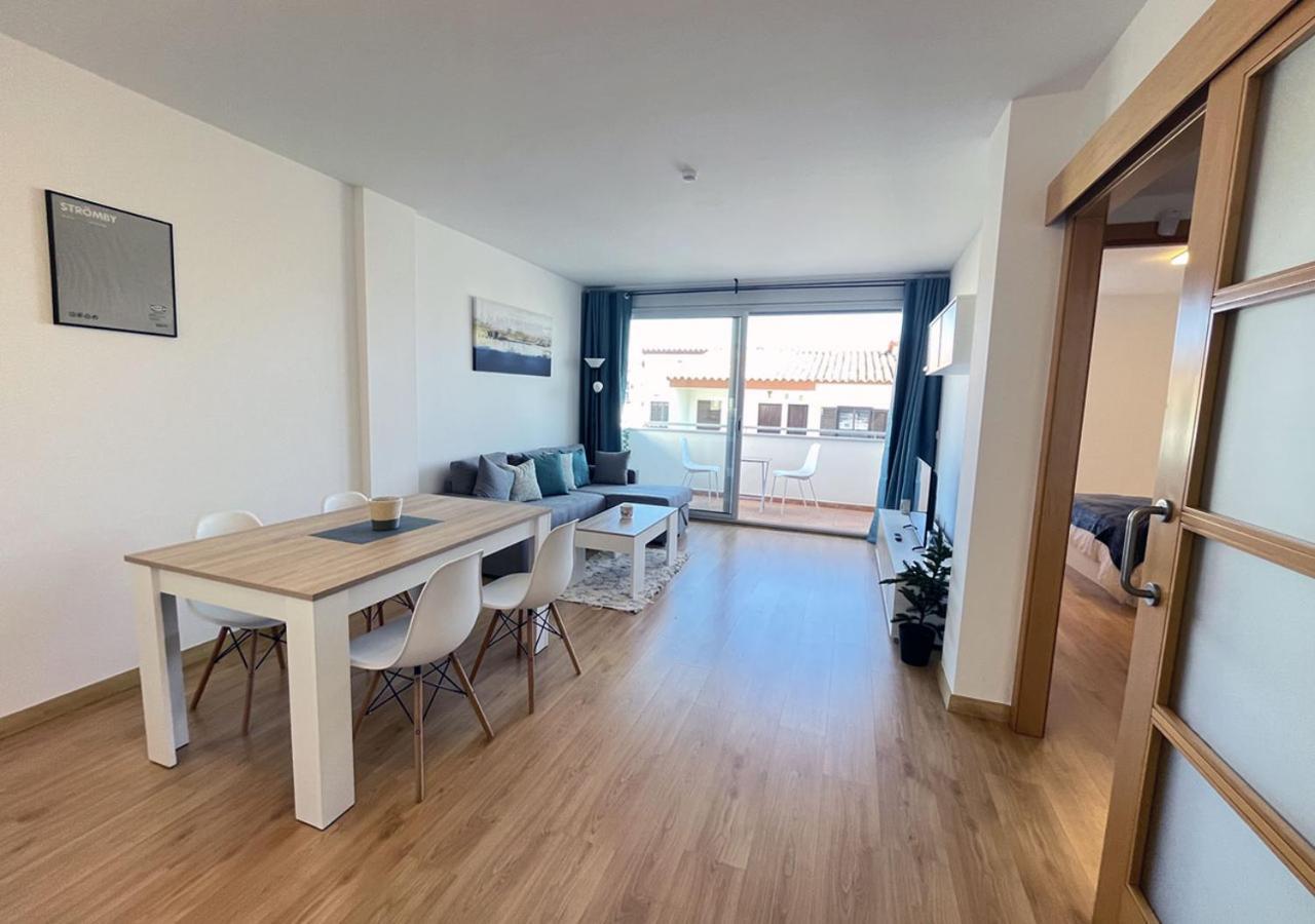 2-Bedroom Brand New Apartment Steps From The Beach Llança Esterno foto