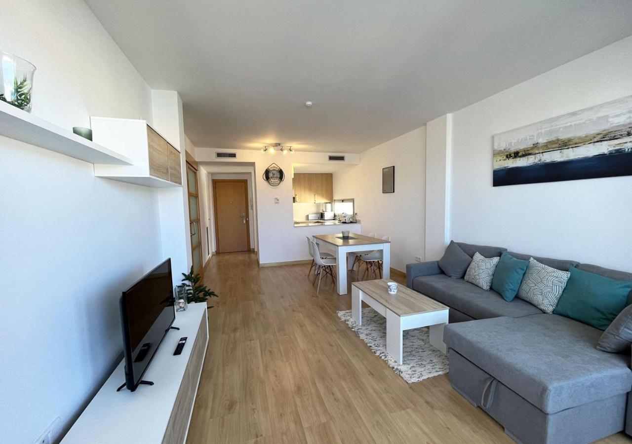 2-Bedroom Brand New Apartment Steps From The Beach Llança Esterno foto