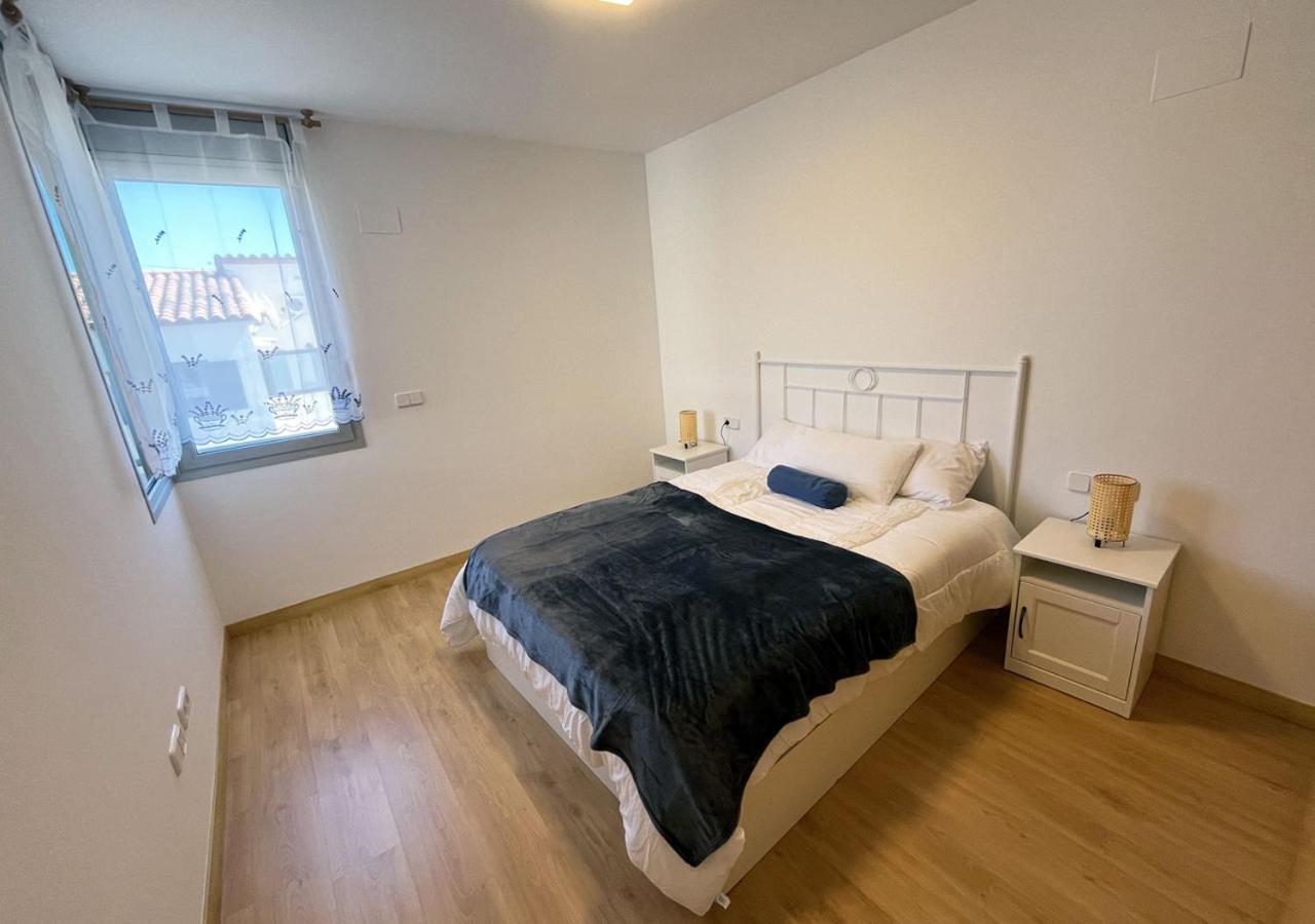 2-Bedroom Brand New Apartment Steps From The Beach Llança Esterno foto