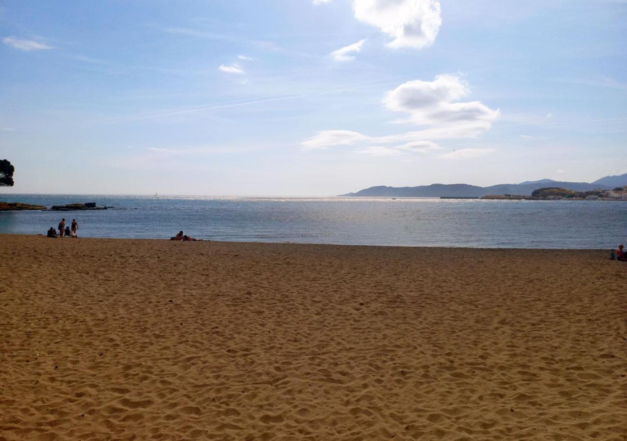 2-Bedroom Brand New Apartment Steps From The Beach Llança Esterno foto