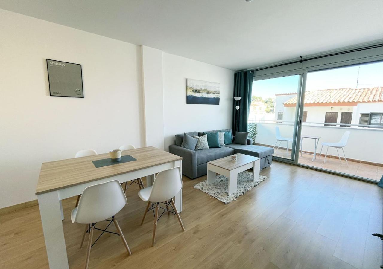 2-Bedroom Brand New Apartment Steps From The Beach Llança Esterno foto