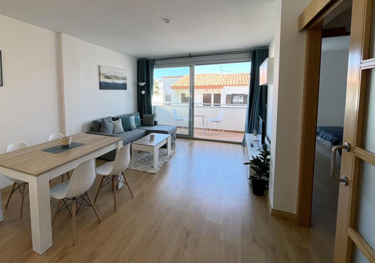 2-Bedroom Brand New Apartment Steps From The Beach Llança Esterno foto