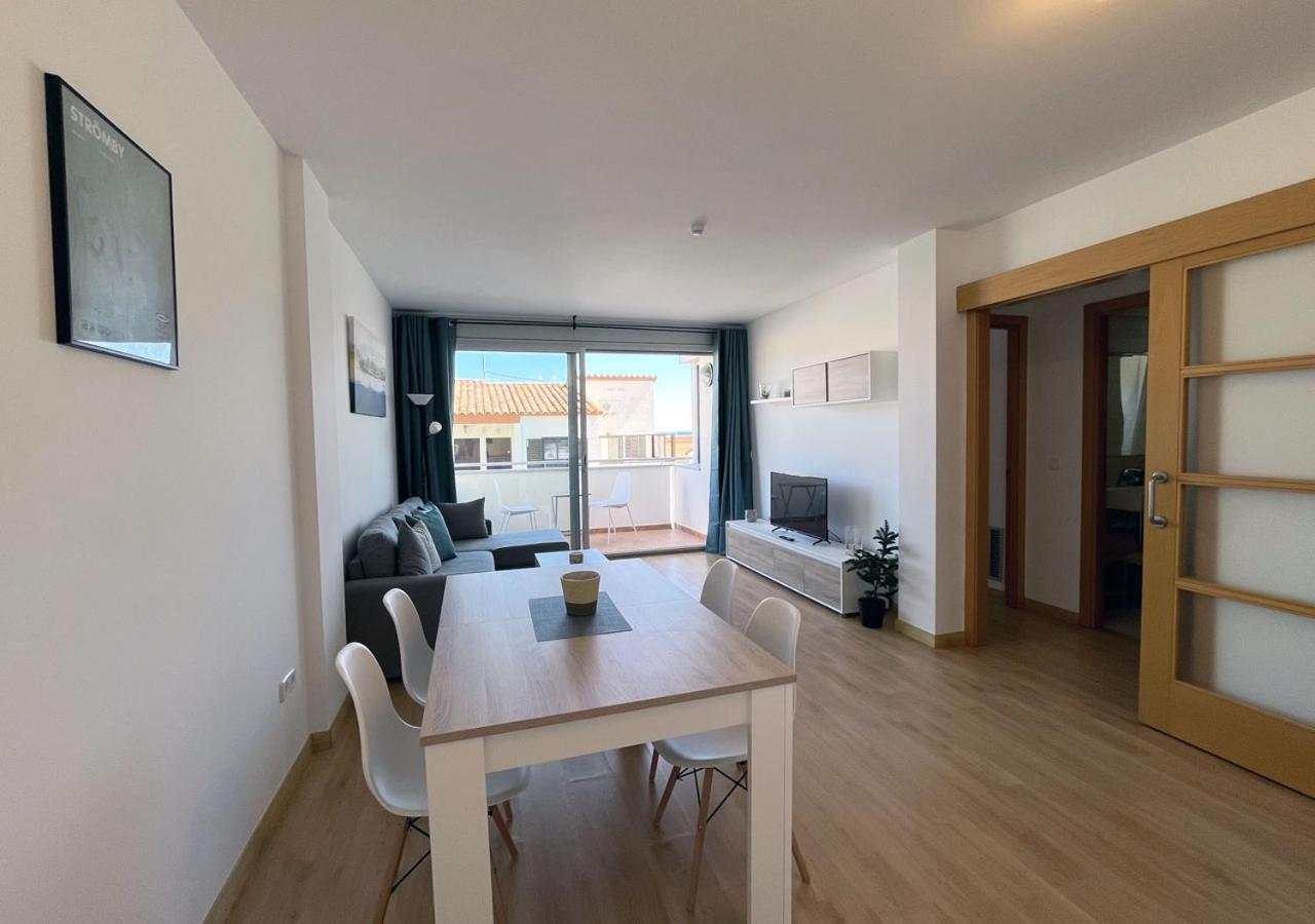 2-Bedroom Brand New Apartment Steps From The Beach Llança Esterno foto
