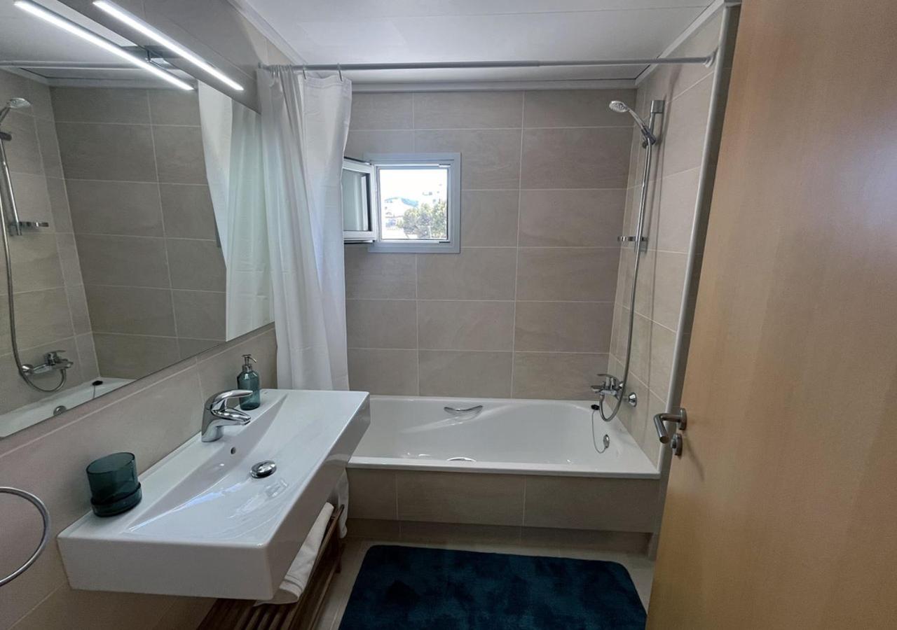 2-Bedroom Brand New Apartment Steps From The Beach Llança Esterno foto