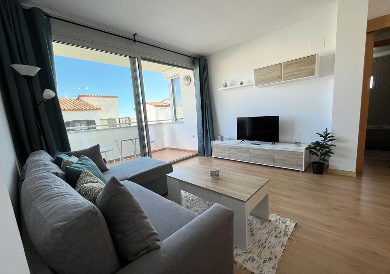 2-Bedroom Brand New Apartment Steps From The Beach Llança Esterno foto