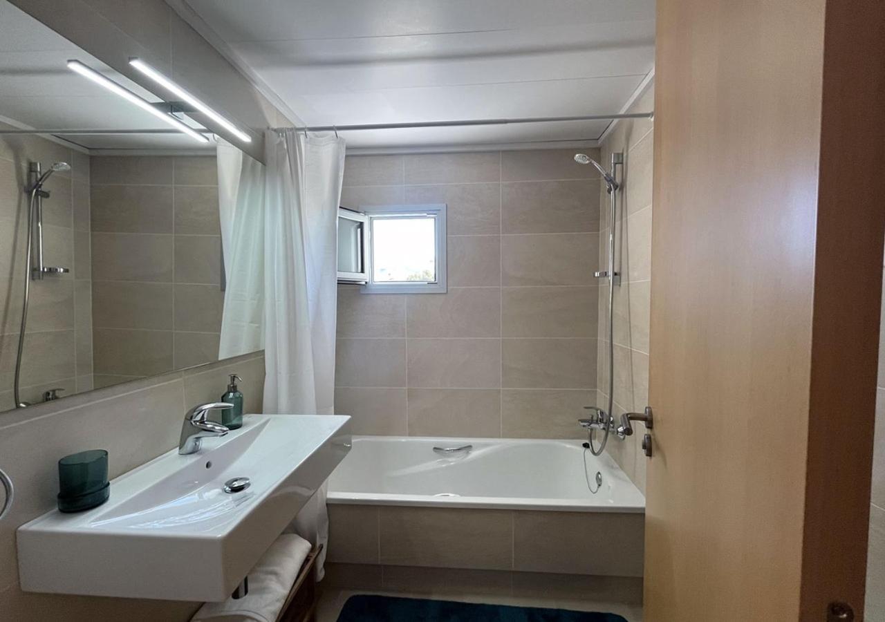 2-Bedroom Brand New Apartment Steps From The Beach Llança Esterno foto